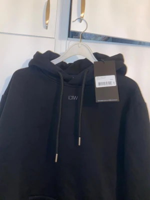 Svart hoodie ICIW - Snygg svart hoodie från ICANIWILL med minimalistisk logga på bröstet. ALDRIG använd, lappen sitter kvar. Nypris ~ 600 Mitt pris 300