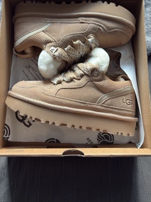 Ugg lowmel I färgen sand - Ett par sjukt snygga ugg lowmels i färgen sand, helt nya och är i storlek 37. Perfekt nu när det är kallt då dom är otroligt fodrade 