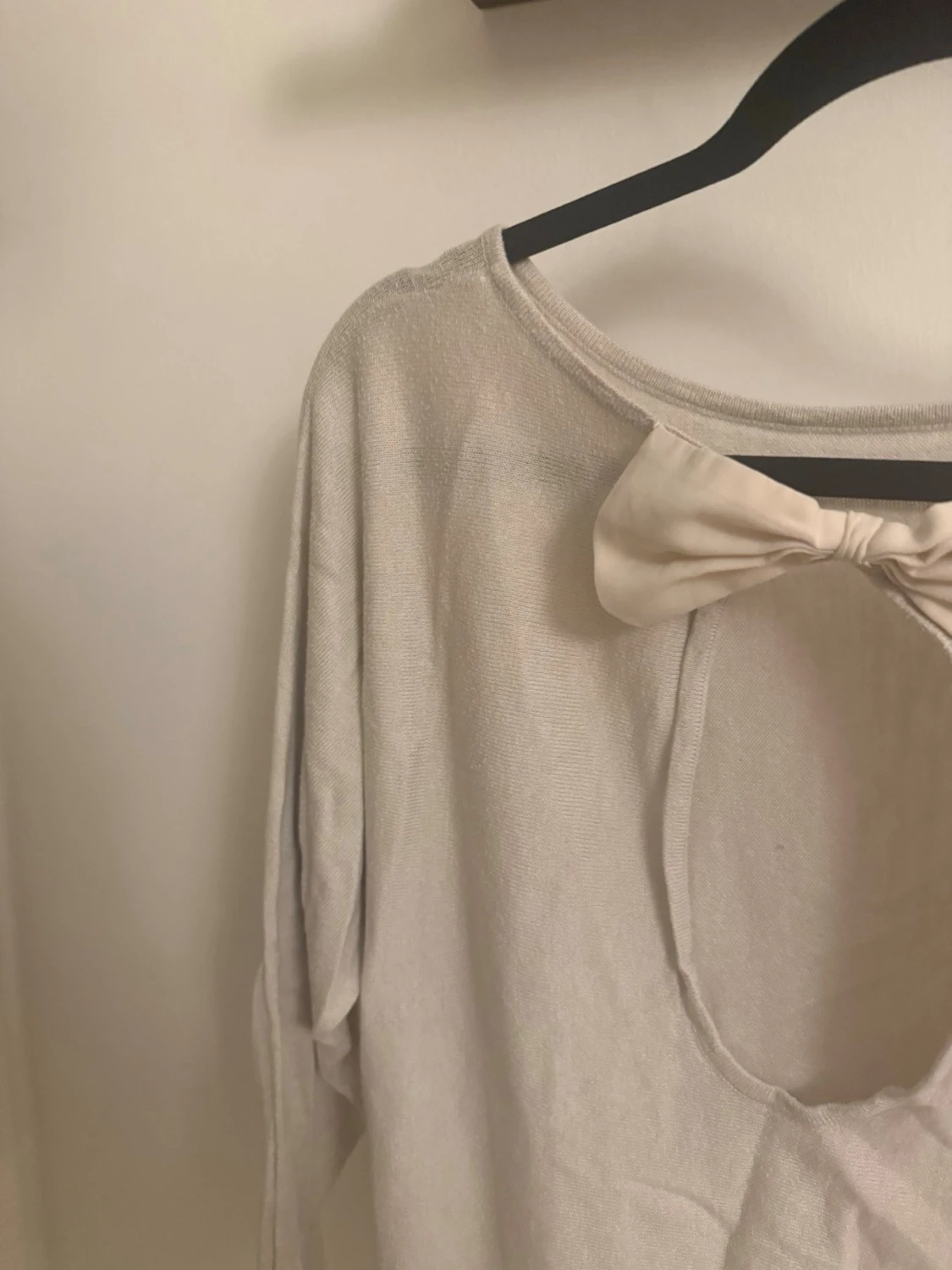 Beige tröja med rosett och öppning - 2