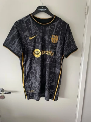 Barcelona svart matchtröja Nike - Snygg svart Barcelona matchtröja från Nike med guldfärgade detaljer och tryck. Perfekt till sommaren eller när som storlek L men passar M