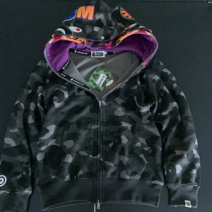 Bape double hood shark and tiger full zip - Nyaste model av Bape med två hoodie, Använd fåtal gånger kom dm för mer detaljerade bilder/legit check bilder