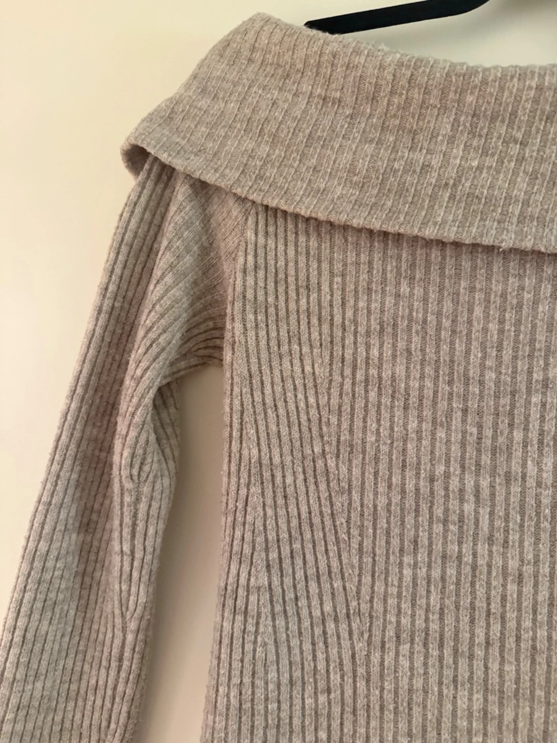 Beige ribbad offshoulder stickad klänning - 1