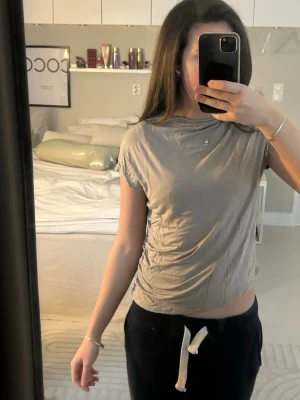 Beige t-shirt från 157 - Använd runt 2 gånger sen bara legat i garderoben. Säljer en enkel och stilren beige t-shirt från 157 i storlek M. T-shirten har rund halsringning och korta ärmar, tillverkad i mjukt och bekvämt material som passar perfekt till vardagslooken. 🥰🥰