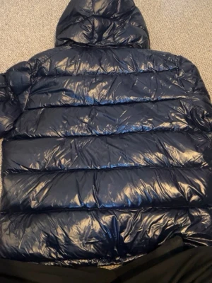 Jacka  - En väldigt fin jacka som är helt ny och oanvänd. Tveka inte att ställa frågor 