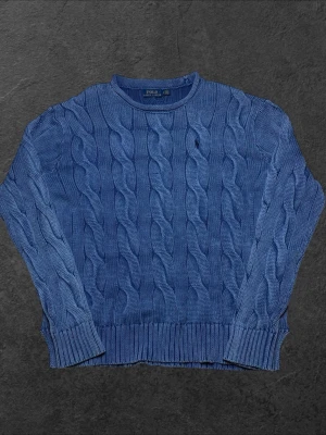 Vintage Ralph Lauren kabelstickad tröja- herr str M - Säljer en vintage Ralph Lauren kabelstickad tröja i washed blå färg i storlek M  👕 Märke: Ralph Lauren 📏 Storlek: M 🎨 Färg: Washed blå 🧵 Material: 100% bomull 📐 Mått: Längd 63 cm, bredd 50 cm 📍 Skick: Mycket bra skick (se bilder)  💬 Har du några frågor är det bara att höra av dig! 💰 Vid snabb affär kan priset diskuteras. 📦 Skickar alltid inom 24 timmar!