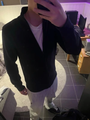 Marinblå fullzip M - Från Dobber, storlek M och riktigt fin, köpte på mq för bara nån vecka sen. Lite för liten på mig tycker jag.