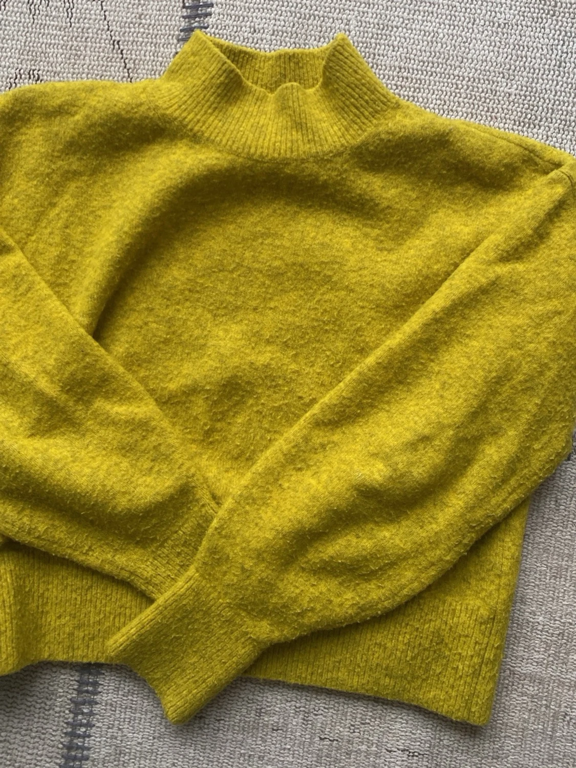 Gul stickad tröja från & Other Stories