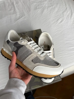 Valentino Rockrunners  - Säljer ett par Valentino Rockrunners camo som är väldigt unika och fått dom i present, anledning att dom säljs är för att dom gick ut att kunna returnera😫                                       Annars finns kvitto via Mail som jag kan visa vid intresse🧾 Nypriset låg på cirka 8k men säljer billigare pågrund av omständigheterna💸                                                                     Skriv vid intresse eller frågor🙌