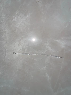 Silverfärgat armband med pärlor - Snyggt och stilrent armband i silverfärg med små, gnistrande sten längs hela bandet. Perfekt för dig som gillar en enkel men elegant look. Armbandet har en klassisk, rak form och passar till många olika stilar.