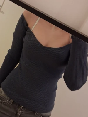 Offshoulder (pris kan diskuteras) 💕 - Trendig mörkblå stickad tröja med off shoulder-design och långa ärmar. Tröjan är ribbstickad. Och maarin blå pris kan diskuteras 💕