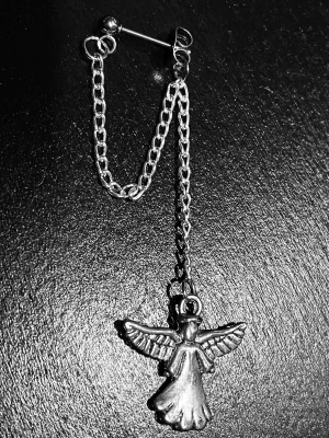 By prisförslag - 1 st Silvrigt örhänge med ängel och kedja - Unikt örhänge i silverfärgad metall med en hängande ängelberlock och dubbla kedjor. Fästs med klassisk nål och kula. Perfekt för dig som gillar detaljer och vill sticka ut med ett coolt smycke med andlig vibe.