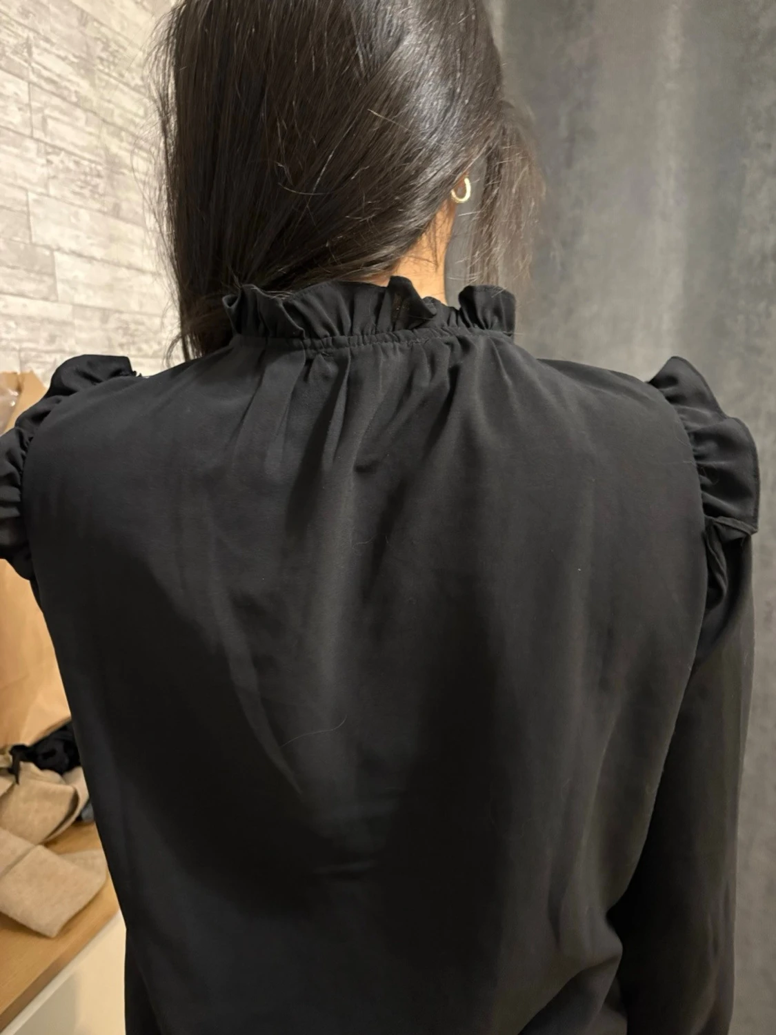 Svart blus med spets och volanger - 3