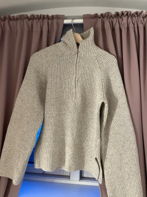 Ribbstickad halvzip-tröja - Grå beige tröja. Som ny