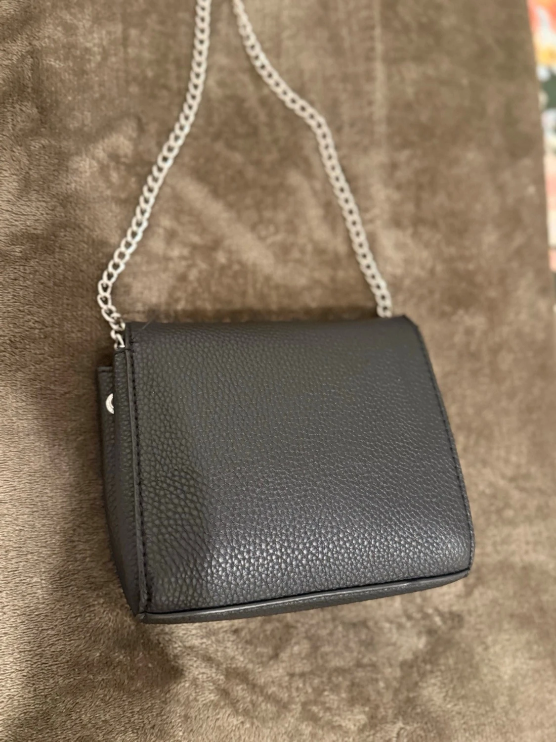 Svart axelväska med kedjerem - 3