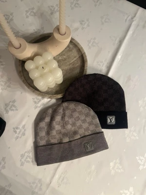 Svart grå mössor två för 450kr!  - Två snygga mössor svart gråa färg två för 450kr fraktar inom 24 timmar! Skriv om är intresserad. Jätte fin perfekt Skick mycket bra! 