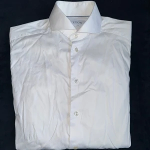 Vit klassisk dressskjorta från Eton - Vit cutaway skjorta i bomull från varumärket Eton. Skjortan är slim.
