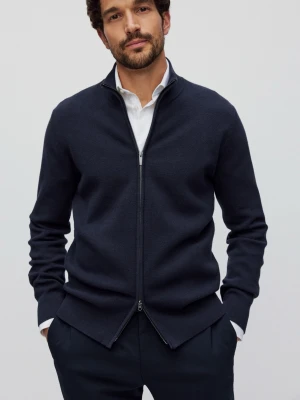 Bläck Zip Up - Säljer denna Adrian Zip Cardigan då jag själv växt ur den. Inga som helst skador inte synligt använd. Nypris runt 899. Skriv om du har frågor eller om fler bilder. Pris ej hugget i sten