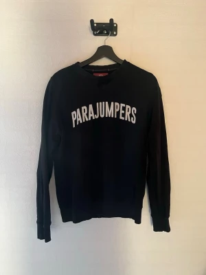 Parajumper Tröja - Parajumpers fleece i bra skick. Storlek Small. Svart, varm och skön, schysst passform.