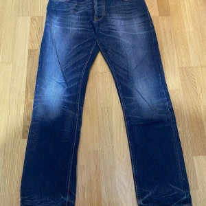 Nudie Jeans Hank Rey - 🔥Ett par riktigt feta Hank Rey Nudie jeans🔥 De har otroligt snygga fades som gör de unika. Det är lite slitet nere vid hälen men enligt mig skapar det bara mer karaktär👌  Ytterbensmått: 110cm Midjemått: 42cm Benöppning: 20cm  Tveka inte att skriva om det finns frågor👍