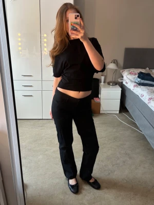 Svarta jeans - Säljer ett par svarta jeans med rak passform och klassiska femfickor med snygg design. Skulle säga att de har storlek 34-36 (eu) i passform. Säljer då de ej kommer till användning och hoppas de finner en ny garderob!