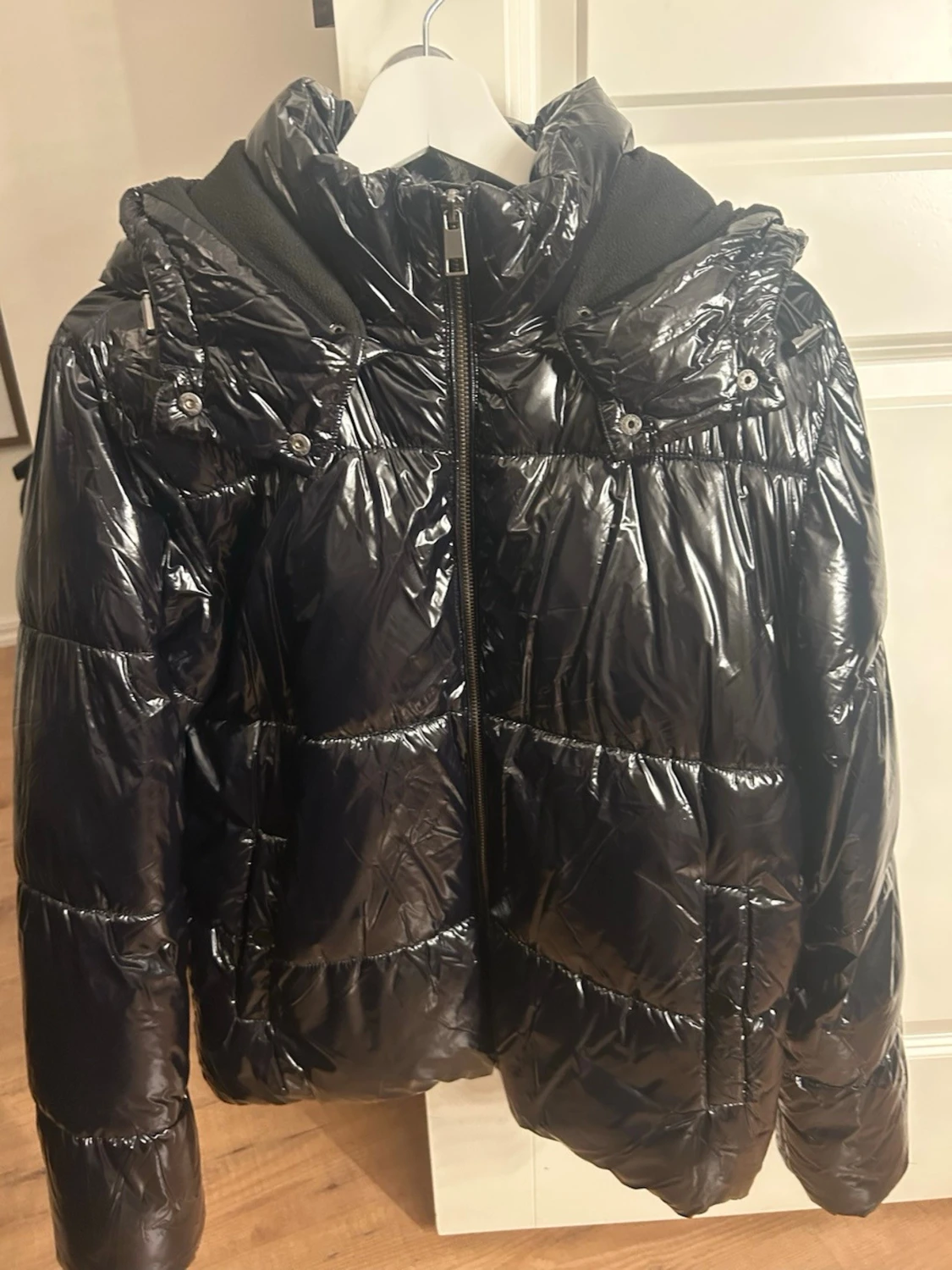 Svart glansig pufferjacka