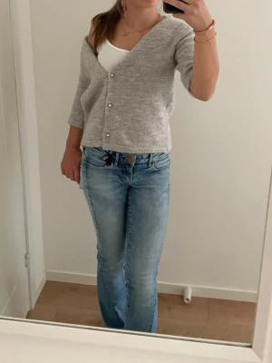 Ljusblå Lågmidjade bootcut jeans  - ljusblå jeans. Jeansen har låg midja från guess i storlek xs och med diamanter på fickorna. Jeansen har jag själv sytt om från skinny till bootcut med symaskin och fina stygn. Har andvänds några gånger men har inga problem. Skriv gärna om måtts behövs !