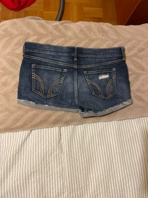 Lågmidjade jeansshorts Hollister - Jättefina lågmidjade korta shorts från Hollister! De är i superbra skick💌