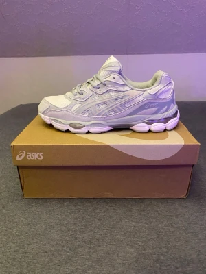 ASICS Gel NYC - Helt nya Asics gel nyc storlek 43. Med låda perfecta för sommaren skriv ifall intresserade 