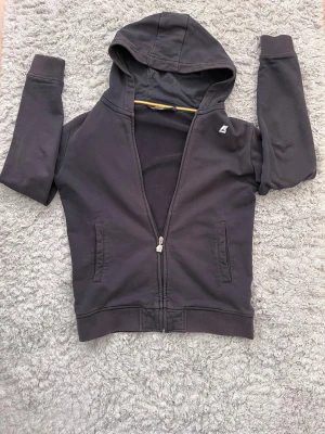Unik mörkblå vintage zip-up hoodie från K-WAY - Snygg vintage mörkblå zip-up hoodie från K-WAY.  Nypris: Ca 1400-1600kr. Nu: 400kr!🤩       Tröjan passar året om och är otroligt stilren och unik. 