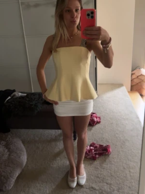 Zara peplum topp - Toppen kommer tyvärr inte till användning då den sitter lite löst på mig, men den är knappt använd och har inga defekter!💕