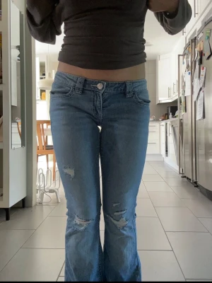 Gina tricot jeans - Gina tricot 14+ sparkle low flare jeans i storlek S. Endast använda en gång, väldigt fint skick utan defekter. Nypris 400.