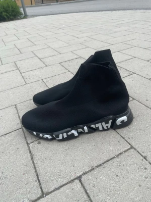 Balenci…… - Svarta balenciagas med vit text på sulan! 