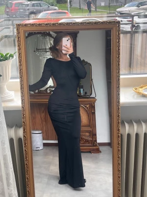 Svart långklänning med öppen rygg - Elegant svart långklänning med figurnära passform och lång ärm. Klänningen har en djup öppen rygg som ger en snygg och unik look. Perfekt för dig som vill sticka ut med en stilren och sofistikerad outfit. Köpt på shein, storlek XS passar även S. 