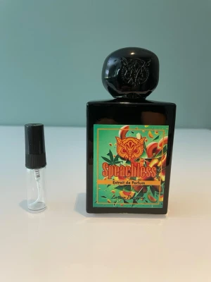 1 ml sample/doftprov av Lorenzo Pazzaglia Speachless - Ett sample på 1 ml av Lorenzo Pazzaglia Speachless Extrait de Parfum. Detta är en ny parfym från märket Lorenzo Pazzaglia som många inte har hunnit prova än, då den kan vara svår att få tag i. Den har noter av b.l.a persika, citrus och nektarin. Det gör den till en tropisk parfym som passar perfekt nu till sommaren. Lorenzo Pazzaglias parfymer håller väldigt länge på huden och luktar starkt så man behöver inte använda så många sprays för att lukta bra och länge. Skriv till oss om ni har frågor.