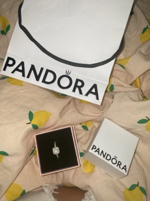 Silverring med stenar från Pandora - Säljer en snygg elegant silverring från Pandora. Kommer i original ask och original påse. Pris kan gå ner ☺️