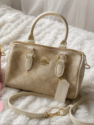 Beige handväska med coach monogram  - Den rosa såld! Beige finns kvar😊💕 450kr!