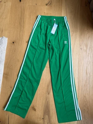 Nya Adidas Firebird  - Ett par nya adidas Firebird med lappen kvar!
