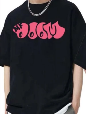 Svart MF DOOM t-shirt med tryck - Säljer min mf doom tröja pga att den knappast använts. Storlek M-L. Sitter ganska baggy. Väldigt bra skick. Pris kan diskuteras om det skulle vara så. Kontakta gärna också om du vill se en bättre bild på den eller om du funderar över något!