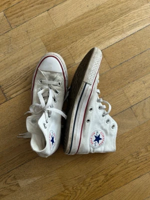 Vita Converse strl 37 - Vita Converse  i storlek 37.