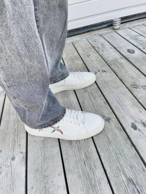 Arigato sneaker - Vita sneakers från Arigato. Box och dustbag medföljer också vid köp.
