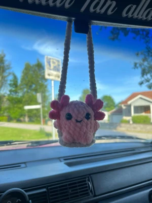 Virkad car hanger - Virkad ”car hanger” med en gungande axolotl, perfekt att hänga i bilen eller att ha som dekoration hemma☺️ Säljer även car hangers med andra djur på min sida!💗