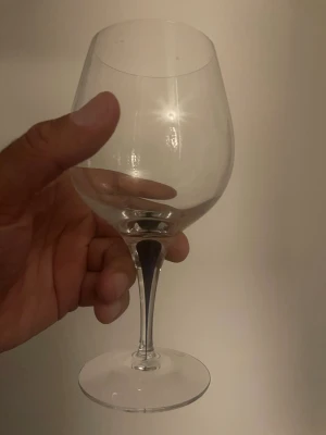 Stort vinglas i klarglas - Säljer ett stort vinglas i transparent glas med klassisk rund kupa och smal fot. Perfekt för att njuta av vin eller andra drycker. Enkel och stilren design som passar till det mesta.