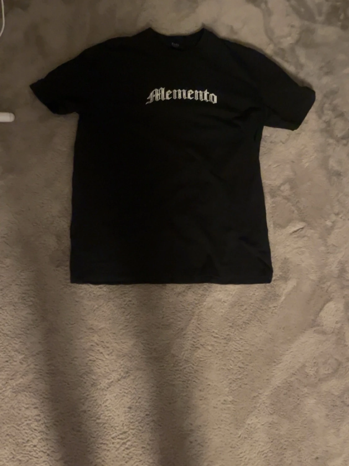 Svart Memento t-shirt med tryck