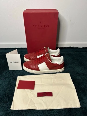 Valentino Flycrews  - Säljer ett par snygga valentino Flycrews i väldigt fint skick🙌 allt og tillkommer⚜️