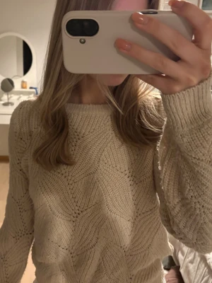 Beige stickad tröja med mönster  - Beige stickad tröja med mönster från Lindex. Storlek XS. Använd men i fint skick. 💕