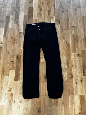 Svarta 501 jeans från Levi's - *HERR*  Svarta Levi’s jeans i modellen 501.   Storlek 31/30  Bra skick inget att anmärka.
