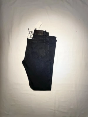 Tiger of Sweden jeans nya - Sprillans nya jeans ifrån tiger of Sweden. Prislapppen sitter kvar på jeansen. Storleken är W30 L32 och i modellen Slim. kvitto kan visas privat
