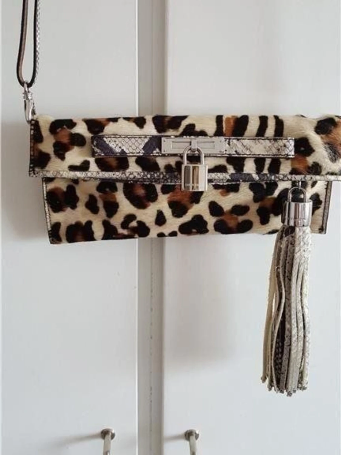 Leopardmönstrad kuvertväska med tofs - 2