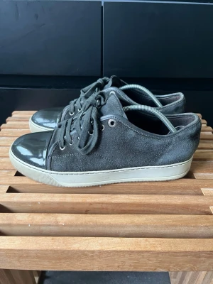 Lanvin skor  - Tjena, säljer nu dessa riktigt snygga och populära lanvinsen i färgen grå, de är i bra skick, lite små slitage som syns på bilderna, annars mycket fina, storlek Uk 6/ Eu 40-41, endast skorna ingår, hör av er vid frågor och funderingar🙌🤝 