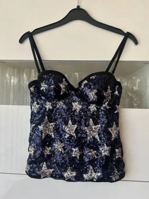 Intimissimi topp stjärnor korsett M marinblå silver paljett - Supersnygg intimissimi topp med stjärnor! Storlek M. Helt ny då den tyvärr aldrig kommit till användning🩷